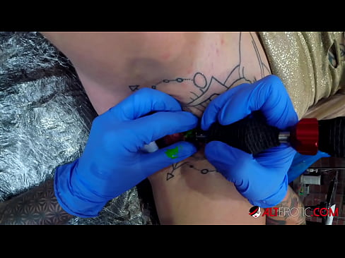 ❤️ Uiters getatoeëerde hottie Sully Savage het 'n tatoeëermerk op haar klitoris gekry Pornovideo op af.milfnut-net.ru ❌️